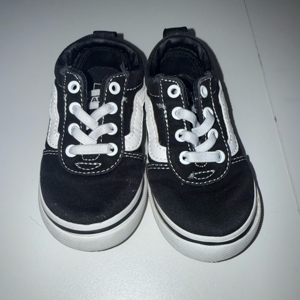 Toddler 6c black and white Vans